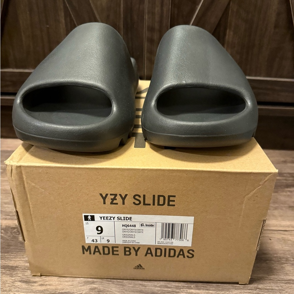 [NEVER WORN | ONE DAY SHIPPING] Yeezy Slides Onyx Black US Size 9 Mens with Box